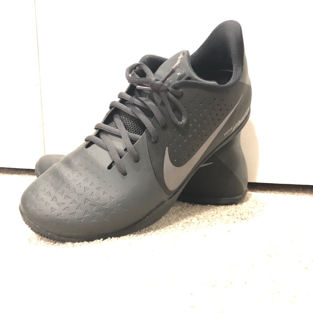 Nike Men’s Air Behold Basketball Low NBK